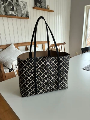 Väska från By Malene Birger - Super snygg och rymlig väska från By Malene Birger. Nypris ligger runt 3.300kr. Mycket lite använd så känns fortfarande som ny förutom att den är lite smutsig på insidan, har inte försökt tvätta bort det så med sannolikhet går de bort🙌