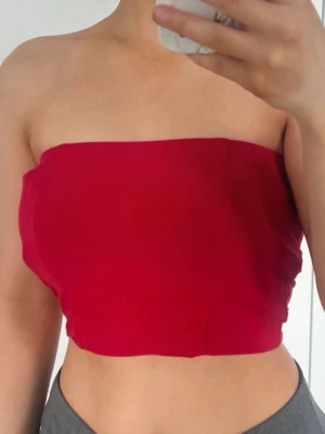 Röd bandeau tubtopp ❤️ - Fin kort röd axelbandslös bandeau topp från PLT i storlek 34. Endast använd någon gång så den är i fint skick utöver små missfärgningar vid armhålorna, se bild !❤️