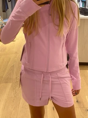 Lululemon träningshorts  - Lululemon short 3.5 lined shorts i en rosa färg som bäst syns på första bilderna. De köptes i Paris sommaren 24. Storlek 4