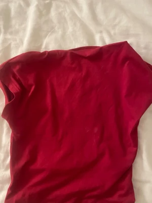 Röd kortärmad t-shirt i bomull - En enkel och stilren röd t-shirt  