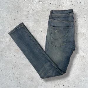 Jack & Jones jeans slim fit - Säljer dessa jeansen med slitningar från Jack & Jones | W30 L32 | skick: 8/10 | Skriv vid minsta lilla fråga 🤝
