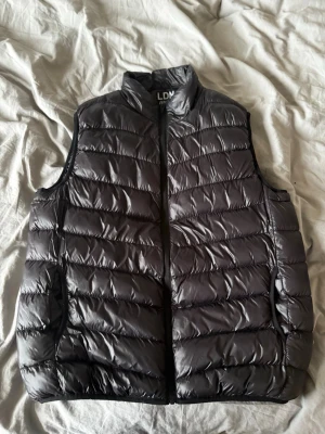 LDN väst - En svart LDN väst som inte har några defekter eller liknande, perfekt inför våren
