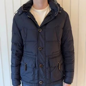 Massimo dutti vinterjacka - Massimo dutti vinterjacka  | Storlek: M | Mycket bra skick, saknar ett fäste vid ena fickan | Modellen är 183 och väger ca 70 kg | Hör gärna av dig vid frågor och funderingar! 🤗