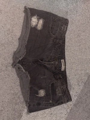 Svarta jeansshorts från Pull&Bear - Säljer ett par svarta jeansshorts från Pull&Bear i storlek 38 men jag skulle säga passar 34 och 36. Den är i bra skick, dom är jättefina men dom passar mig inte längre. Perfekta till sommaren!