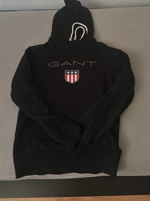 Svart gant hoddie  - En svart gant hoddie med luva,mkt bra skick.