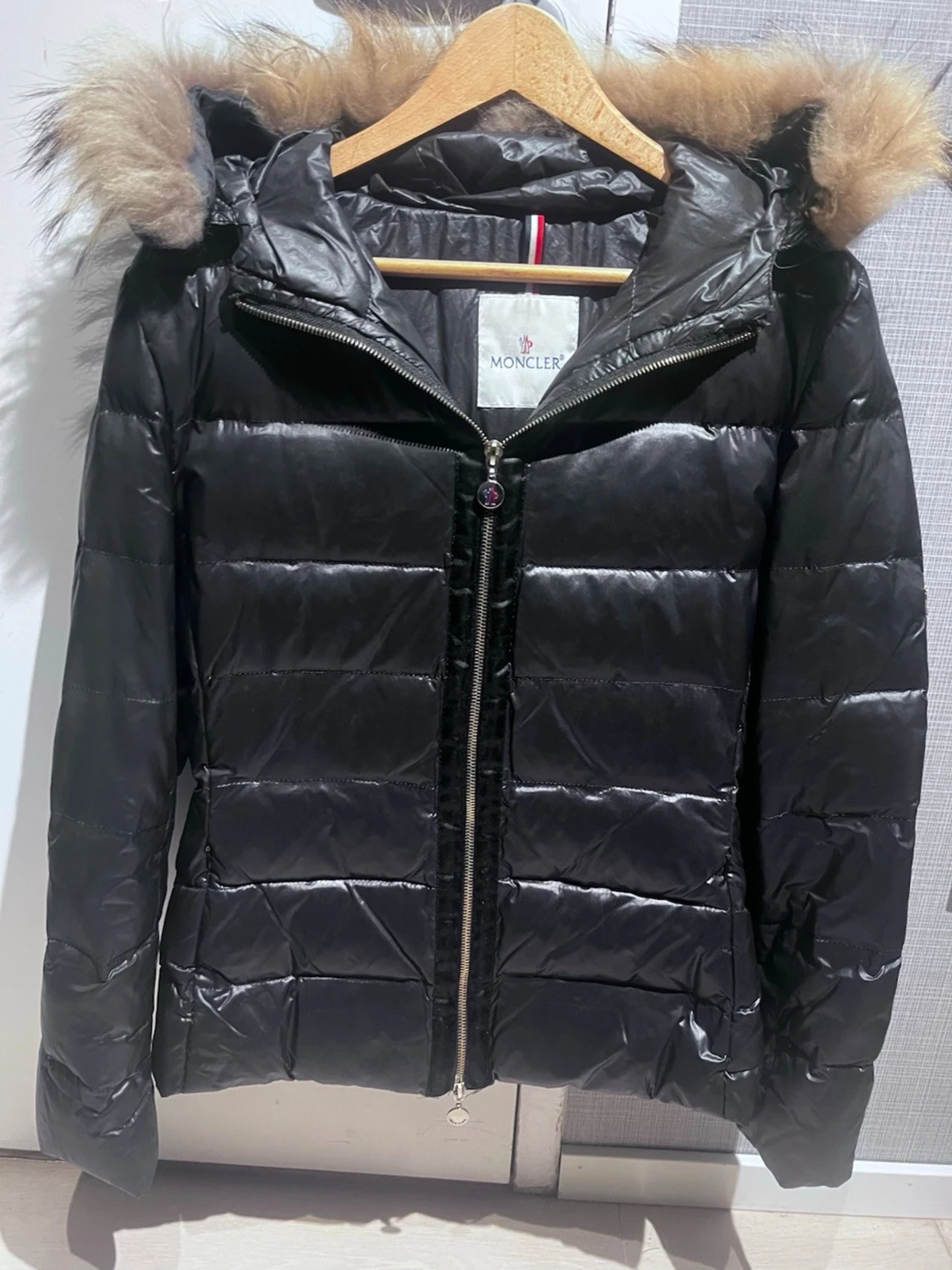 Svart Moncler pufferjacka med päls - 1