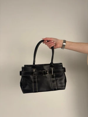 Svart med bälte (08) - Snygg svart väska med bälte som passar till alla tillfällen 🖤