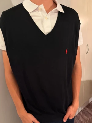 Ralph Lauren tröja  - Ralph Lauren tröja   Skick enligt bild  Modellen är 180 cm