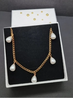 Handgjort halsband med pärlor p - Material-rostfritt stål.  Kedjetjocklek-3mm.  Utan ask. 