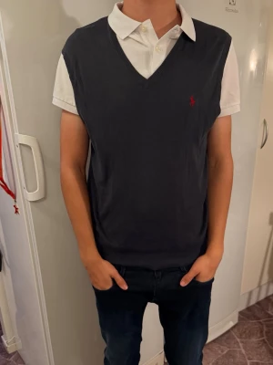 Ralph Lauren tröja  - Ralph Lauren tröja   Skick enligt bild  Modellen är 180 cm