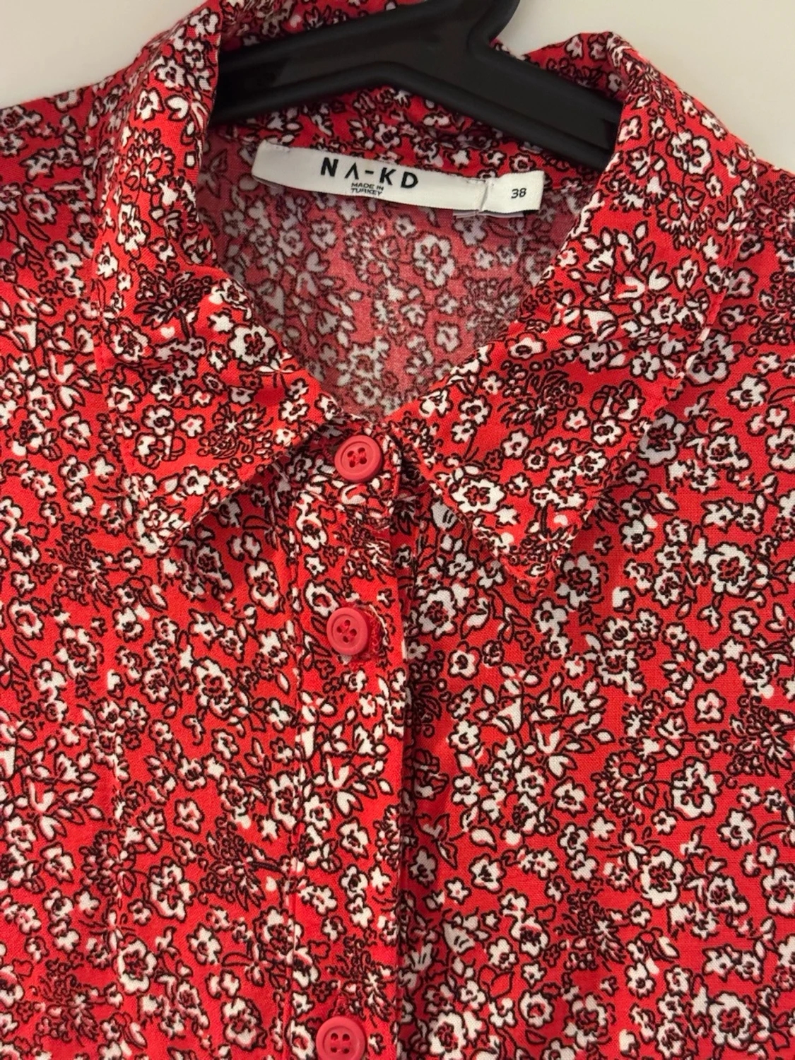 Röd blommig klänning från NA-KD - 2