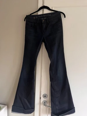 Bootcut jeans  - Skitsnygga bootcut jeans från Notify. Midjemåttet runt hela är 72, storleken uppskattar jag till en 25/32 eller 25/34. De är långa på mig som är 164 och har därför haft de uppvikta, därav en liten slitning vid kanten💗