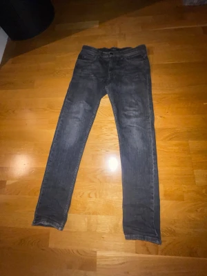 Replay jeans   - Säljer ett par svarta Replay Wallys jeans. Snygga men klassiska. Pris kan diskuteras 