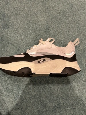 B22 - DlOR B22 oanvända. Har testat 1 gång inomhus. Priset kan diskuteras vid snabb affär. Storlek 43 men kan även användas som storlek 44