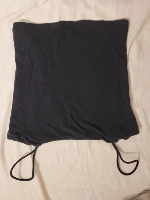 Svart och vit bandeau tubtopp - Två bandeau tubtoppar i svart och vitt med tunna axelband. De är enkla och raka i modellen, perfekta att matcha med olika outfits. Tillverkade i mjukt bomullsmaterial som känns skönt mot huden. Båda för priset i annonsen. 