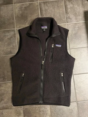 Patagonia fleeceväst – XS - Patagonia fleeceväst – XS Pris: 800 kr  Svart Patagonia fleeceväst i 9/10 skick. Väldigt fräsch, inga hål eller fläckar. Perfekt som lager över hoodie eller tröja.  Storlek XS, true to size. Hör av dig vid frågor eller fler bilder 🔥