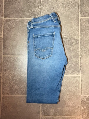 Replay anbass jeans - •7/10 skick - använda men bra skick✅ •Storlek W29 L32📏 •Inkluderat - jeans👖 •Fraktar inom 24h📦 •Nypris - ca 1600 SEK💸