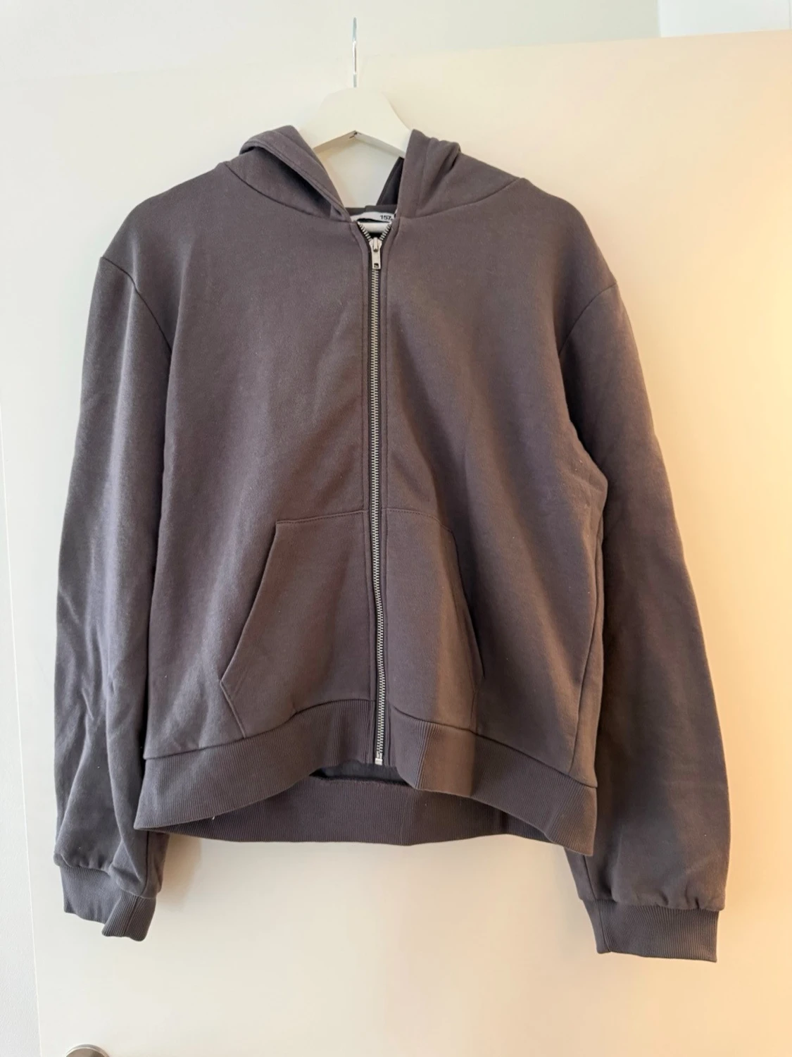 Grå/brun hoodie med dragkedja