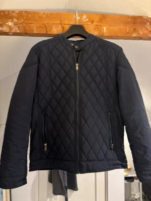 Quilted jacket - Snygg jacka köpt i Italien, passar inte mig därför säljer jag den. Storlek S. Nytt skick! Hör gärna av dig om det är något du funderar över. Leon