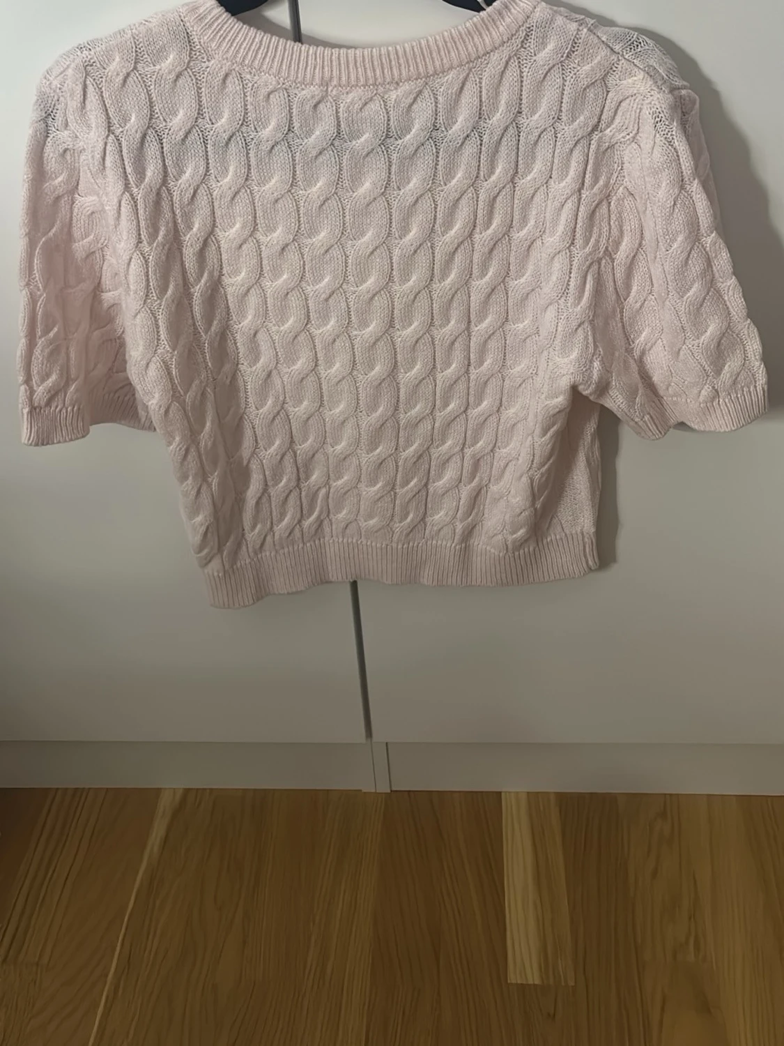 Ljusrosa kabelstickad kofta med guldknappar - 1