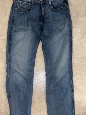 Replay Anbass ljusblå jeans, storlek 31 - Tjenare! Jag säljer mina replay anbass jeans eftersom dom är förstora. Dom är näst intill nya då jag fick dom i julklapp. Materialet är stretchigt (hyperflex) vilket gör att dom är väldigt sköna att ha på sig. Skriv gärna ifall ni har några funderingar jag kan även gå ner i pris vid snabb affär!