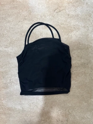 Svart linne  - Ett svart linne från NAKD i stl M säljs för 60 kr. 