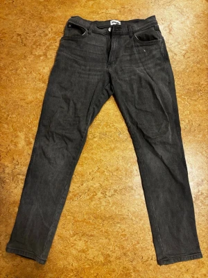Wrangler jeans -  grå jeans från Wrangler. W31 L32