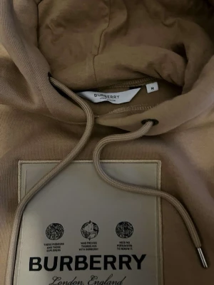 Burberry kofta  - En exklusiv Burberry koft, dessutom det så är den i nytt skick, 