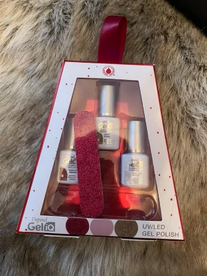 Depend GeliQ UV/LED Gel Polish Kit - Snyggt kit med tre Depend GeliQ UV/LED gel polish i färgerna mörkröd glitter, ljusrosa och guldglittrig. 