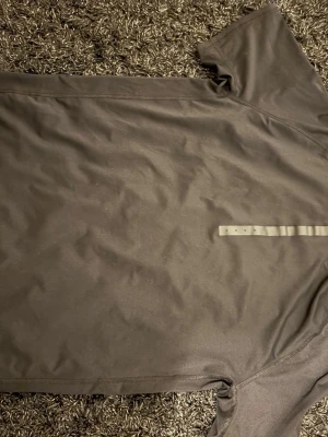 Mörkgrå kortärmad t-shirt från H&M - En enkel mörkgrå t-shirt med korta ärmar och rund hals. Tillverkad i mjukt material, perfekt för en avslappnad stil. Inga synliga tryck eller mönster, bara clean och basic design.