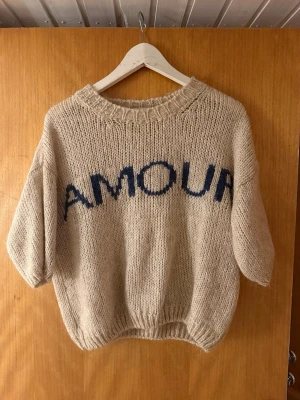 Söt stickad tröja  - Jätte söt och trendig stickad tröja från design by si. Den kommer tyvärr inte till användning av mig så hoppas den kan göra det hos nån annan 🌸Ny pris: ca 500
