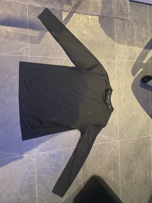 Gym långarmadtröja - Svart gym tröja skön har använt några gånger men den är lite för stor för mycket därför jag säljer den vid mer frågor hör av er 