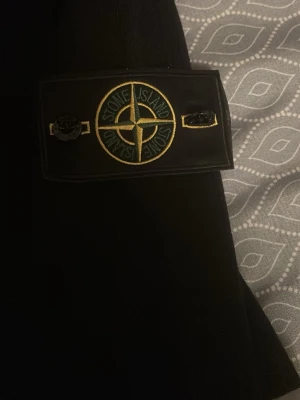 Stone Island  - En fin svart stone island tröja. Knappt använd. Säljer för den va lite för stor.