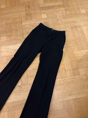 Kostymbyxor från Lindex - Lågmidjade kostymbyxor från Lindex, storlek 34. Som en storlek S.