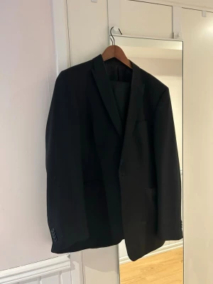 batistini kostym🤌 - svart kostym från märket batistini. kavaj storlek: L 52, byxor: 34/34😽😽