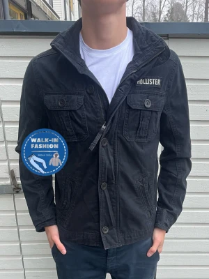 Hollister overshirt - Tja! Säljer nu denna sjukt snygga Hollister overshirt. Skick 8.5/10 riktigt bra utan synliga defekter. Modellen är 181 och väger 68kg men passar allt mellan 170-181cm. Hör av er vid minsta lilla fundering!