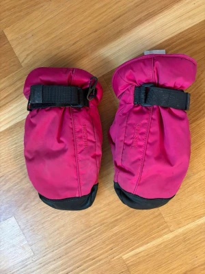 Hestra vintervantar barn – rosa, varma & slitstarka - Säljer ett par Hestra barnvantar (tumvantar) i rosa färg. Perfekta för vinter, snölek och kalla dagar. Storlek 7 hestra passar barn 12-13 år 