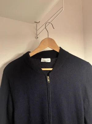 Mörkblå kashmirkofta från Davida - Riktigt snygg och mjuk Cardigan från Davida, 100% cashmere. Sparsamt använd . Kostar ca 1600 ny.
