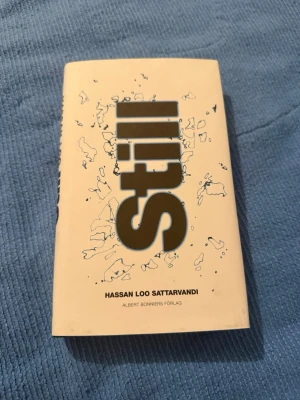 Stil - En gripande och hyllad skildring av förortens verklighet.  Säljer Hassan Loo Sattarvandis uppmärksammade bok "Still". Det är en rå, vacker och intensiv berättelse om vänskap, lojalitet och livet i en stockholmsförort. Sattarvandis språk är avskalat och kraftfullt, vilket gör boken till en modern svensk klassiker som stannar kvar hos läsaren långt efter sista sidan.  Språk: Svenska                                        Förlag: Albert Bonniers Förlag