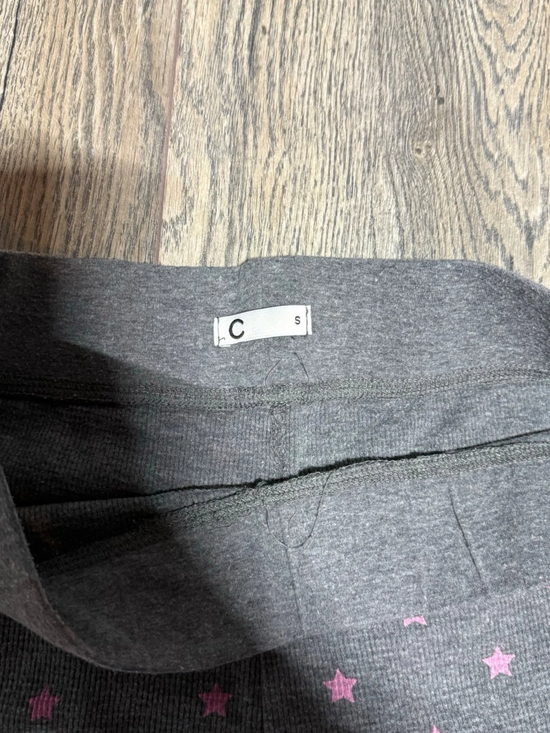 Grå leggings med rosa stjärnor - 1