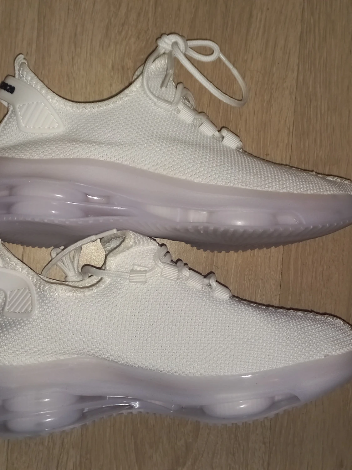 Helt nya vita sneakers stl 39 med superbekväm anti-halk sula och andningsbart material - 1