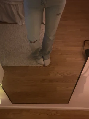 Ljusblå jeans från Gina Tricot , stl 32 - Säljer ett par ljusblå jeans från Gina Tricot i storlek 32. 💞💞