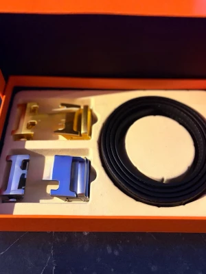 Bälte me 2 klämmor - Bältet är cirka 115cm. Dm för mer bättre bilder 