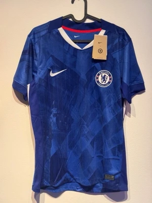 Chelsea hemmaställ från denna säsong med palmer 10. - Ny Chelsea hemma tröja från denna säsong med palmer 10 på ryggen, otrolig kvalité och oanvänd, hör av er vid minsta lilla. PRISET ÄR EJ HUGGET I STEN