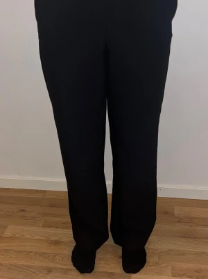 Midwaist kostymbyxor  - Snygga raka kostymbyxor som aldrig använts, de har storlek 36 i midjan och 32 i längd.