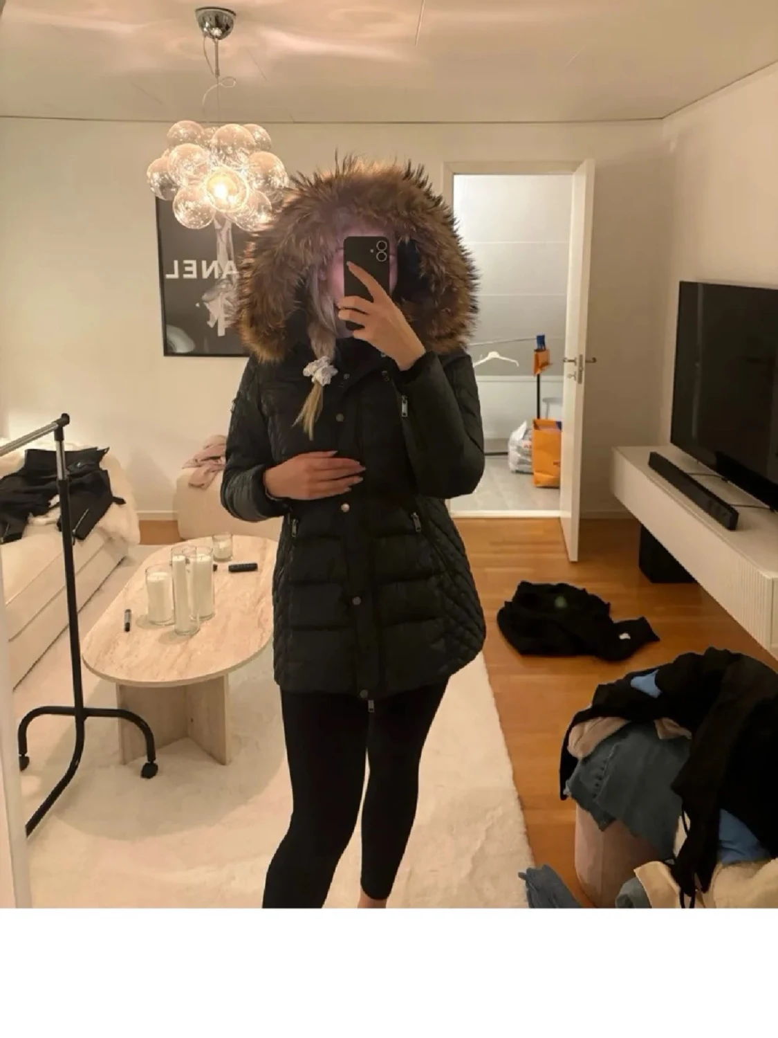 Svart dunjacka med fuskpäls