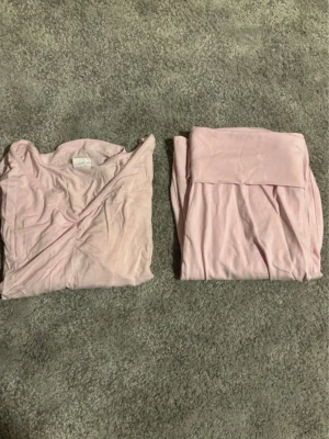 Rosa set från Stories  - Säljer ett rosa set från Stories. Aldrig använt endast testad en gång i butik. Storlek M 40/42. 