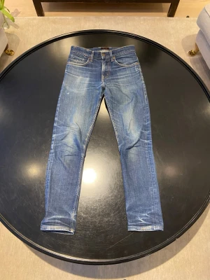 Crocker jeans - Säljer ett par crocker jeans med fet fade. De är 38 i midja och 96 cm lång. Skriv gärna vid funderingar. Pris kan diskuteras vid snabb affär 🤝🔥✅