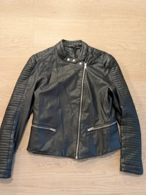 Esmara svart jacka, skinnimitation  - Jacka i okej skick. Inga större fel.