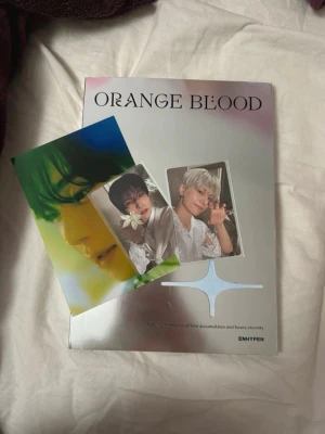 Enhypen orange blood album  - Några stickers saknas och postern är lite sönder på kanten annars inga defekter 🥰 allt som är inkluderat visas på bilden 